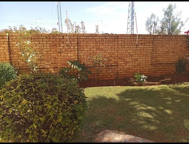 3 BEDROOM TOWNHOUSE FOR SALE IN GREENHILLS EXT 3